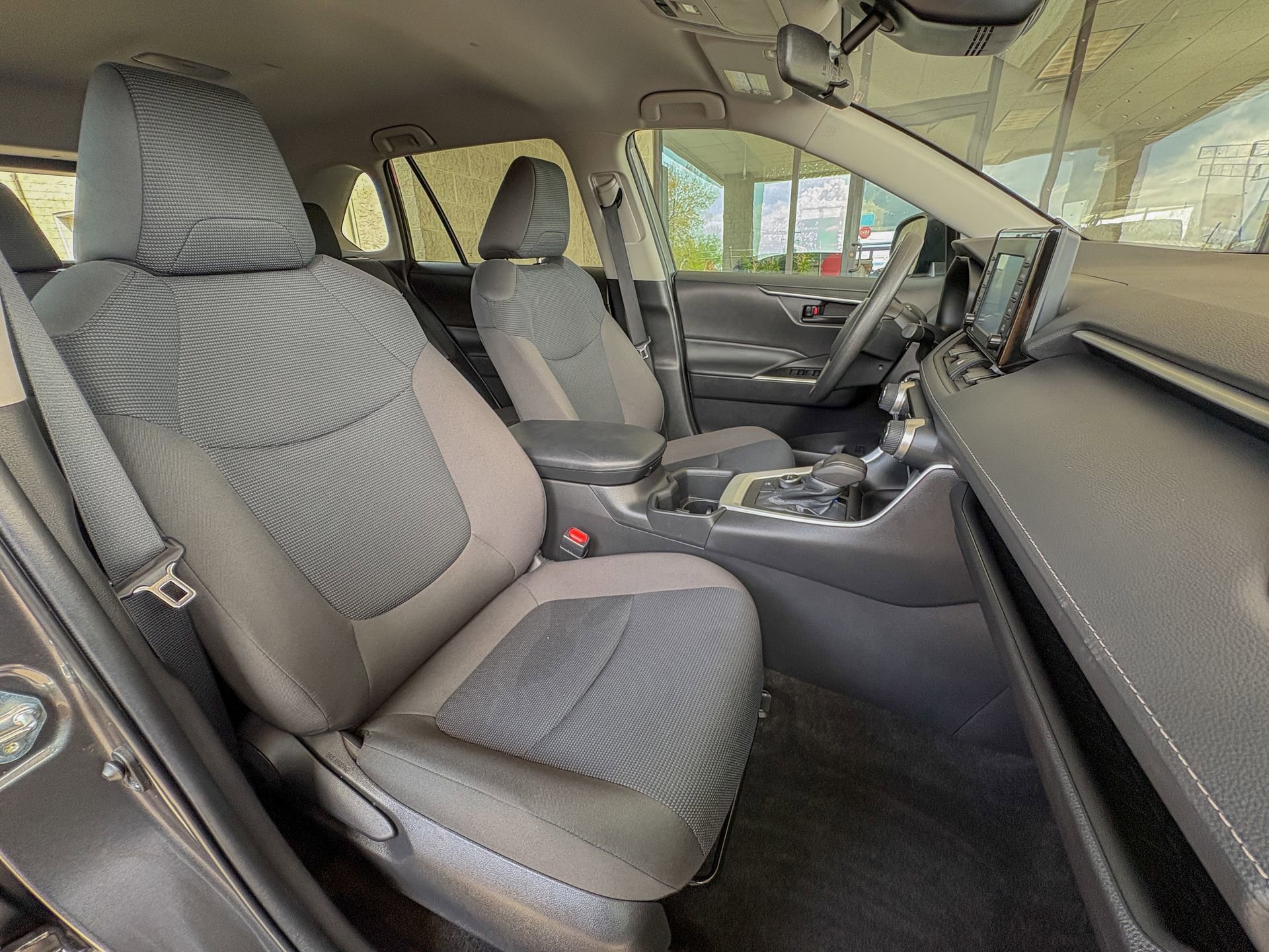 Used 2022 Toyota RAV4 LE AWD/4WD image 23