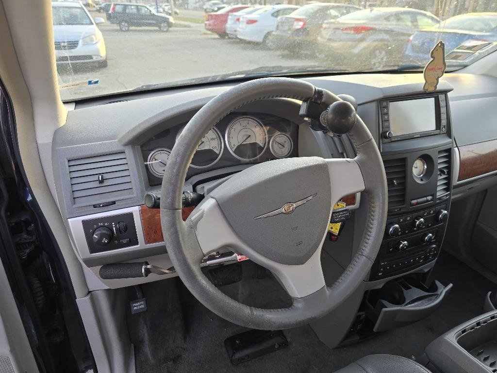 Used 2008 Chrysler Town & Country Touring image 18