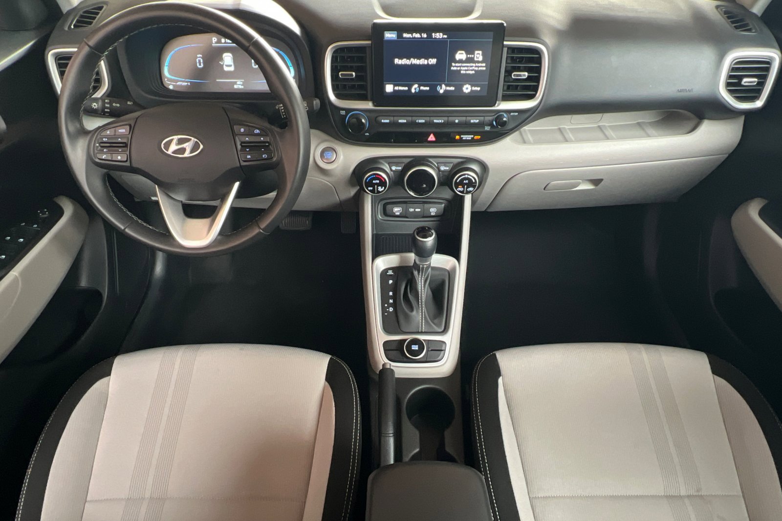 Certified 2025 Hyundai Venue SEL image 18