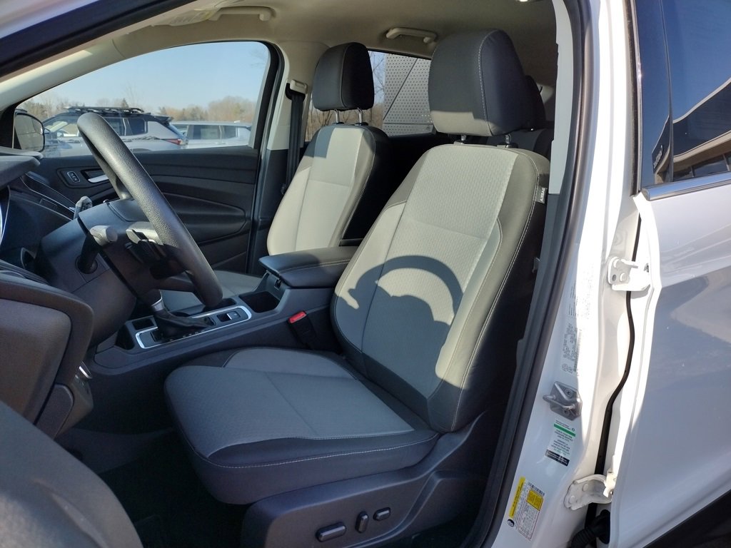 Used 2017 Ford Escape SE w/ Equipment Group 201A image 2