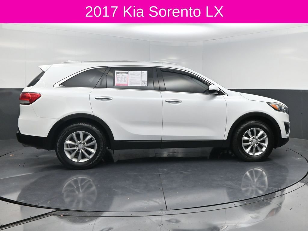 Used 2017 Kia Sorento LX w/ LX Convenience Package image 4