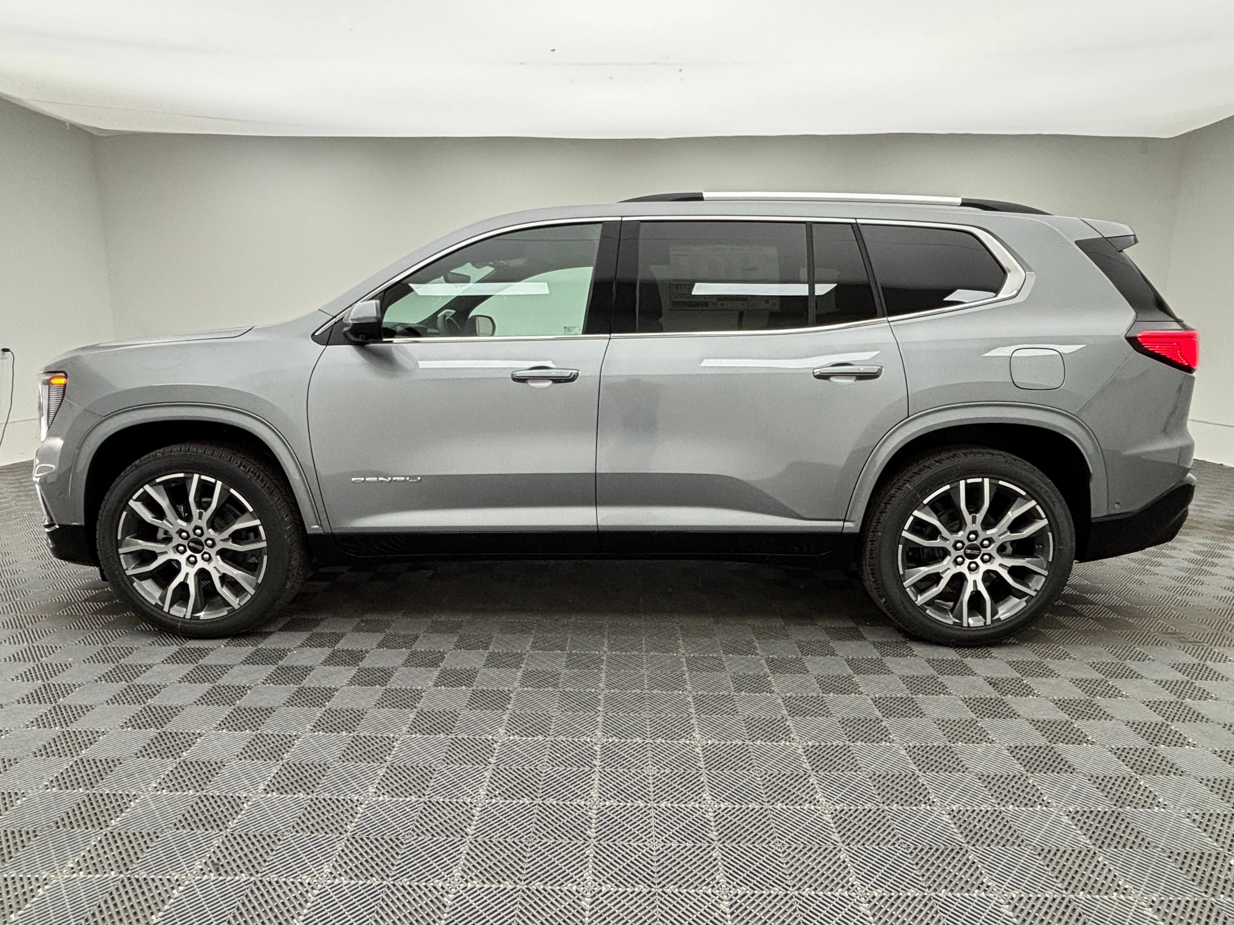 New 2026 GMC Acadia Denali Ultimate w/ LPO, Floor Liner Package AWD/4WD image 17