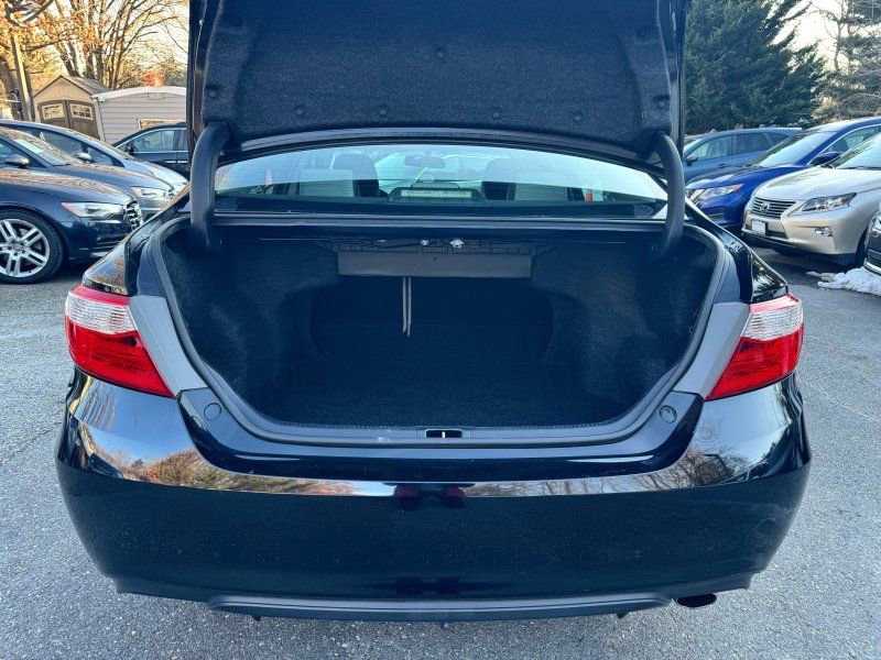 Used 2017 Toyota Camry SE image 18