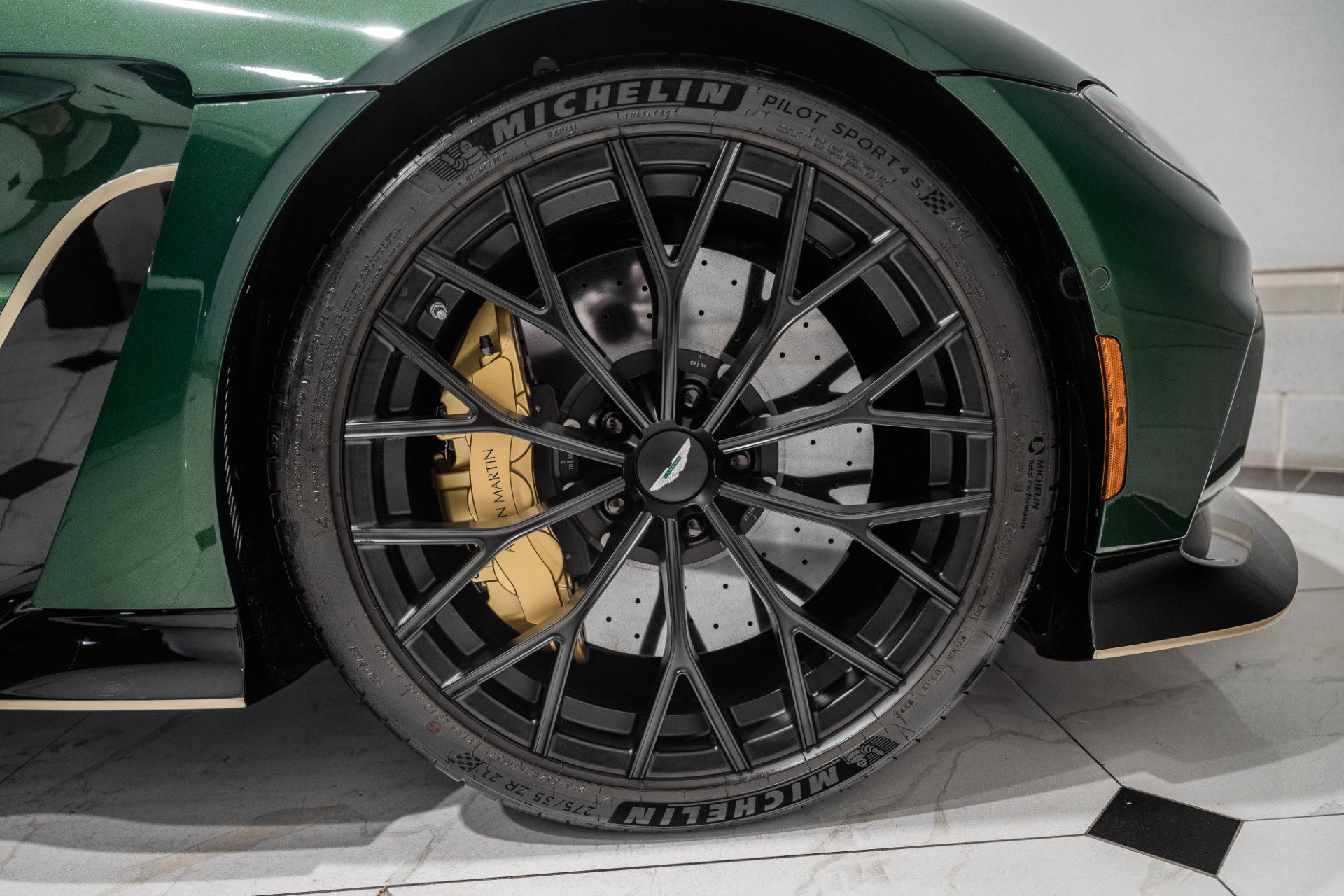 Used 2023 Aston Martin V12 Vantage Roadster RWD image 47