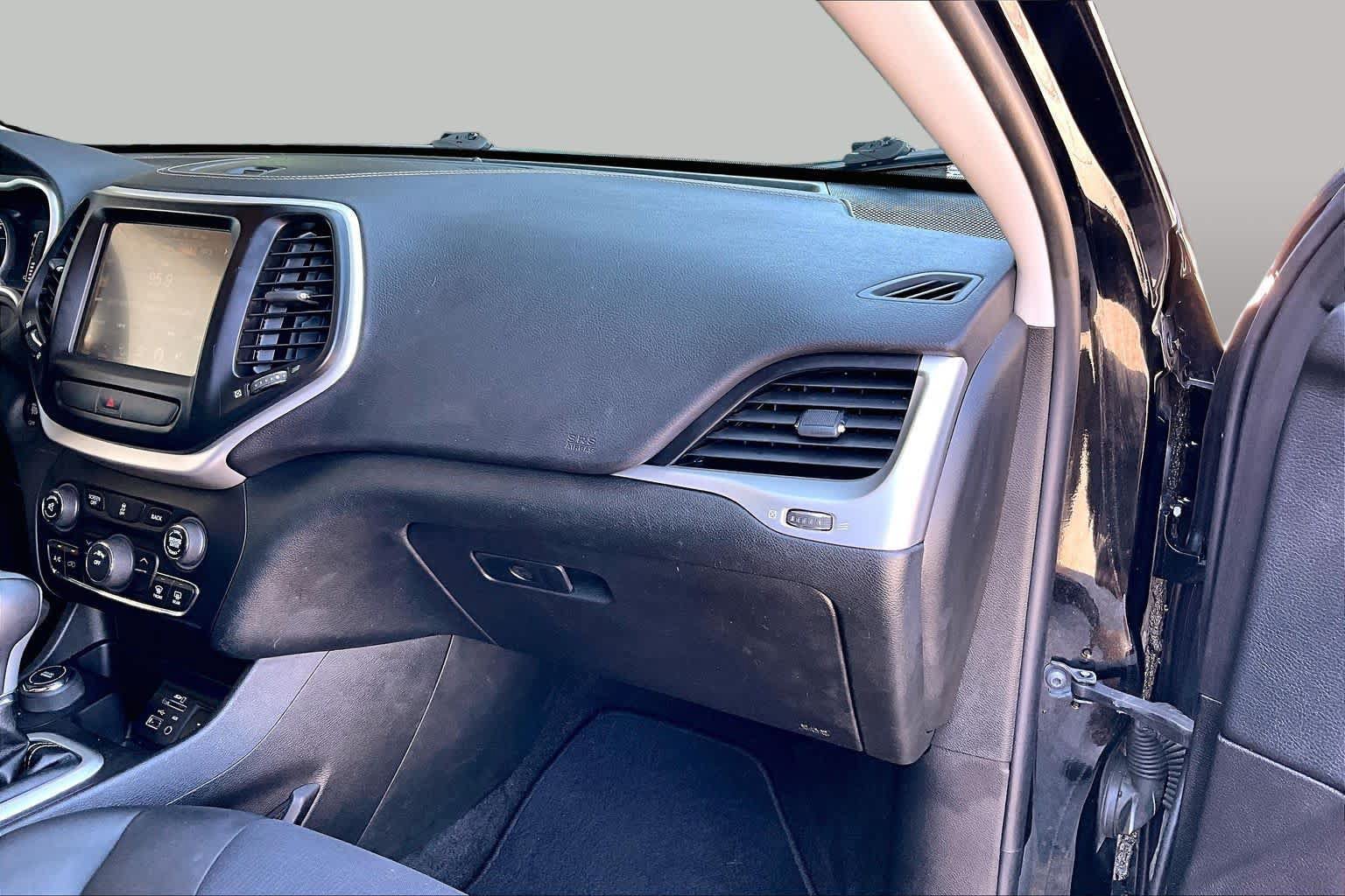 Used 2018 Jeep Cherokee Latitude Plus AWD/4WD image 19