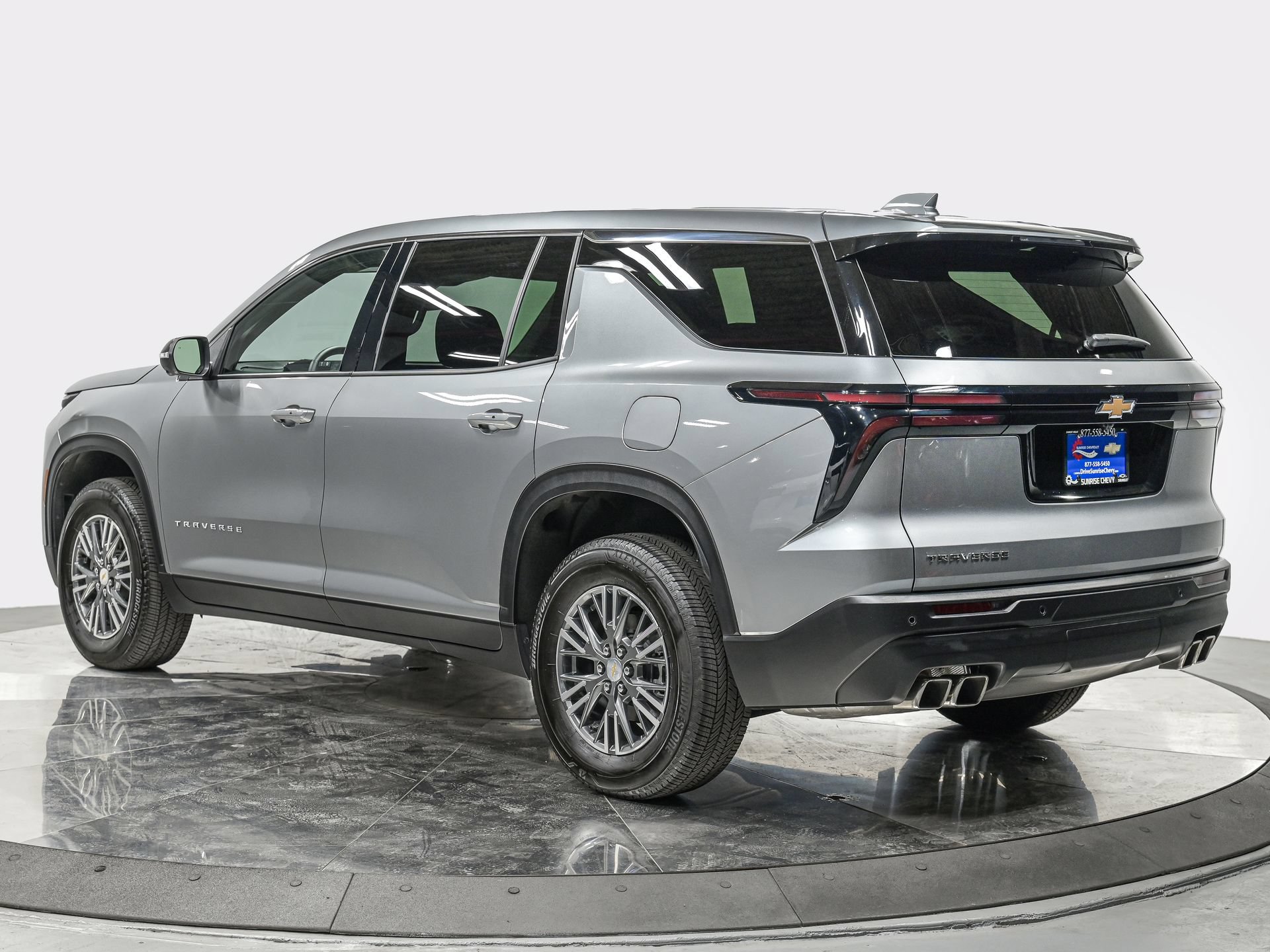 Used 2024 Chevrolet Traverse LS FWD image 4