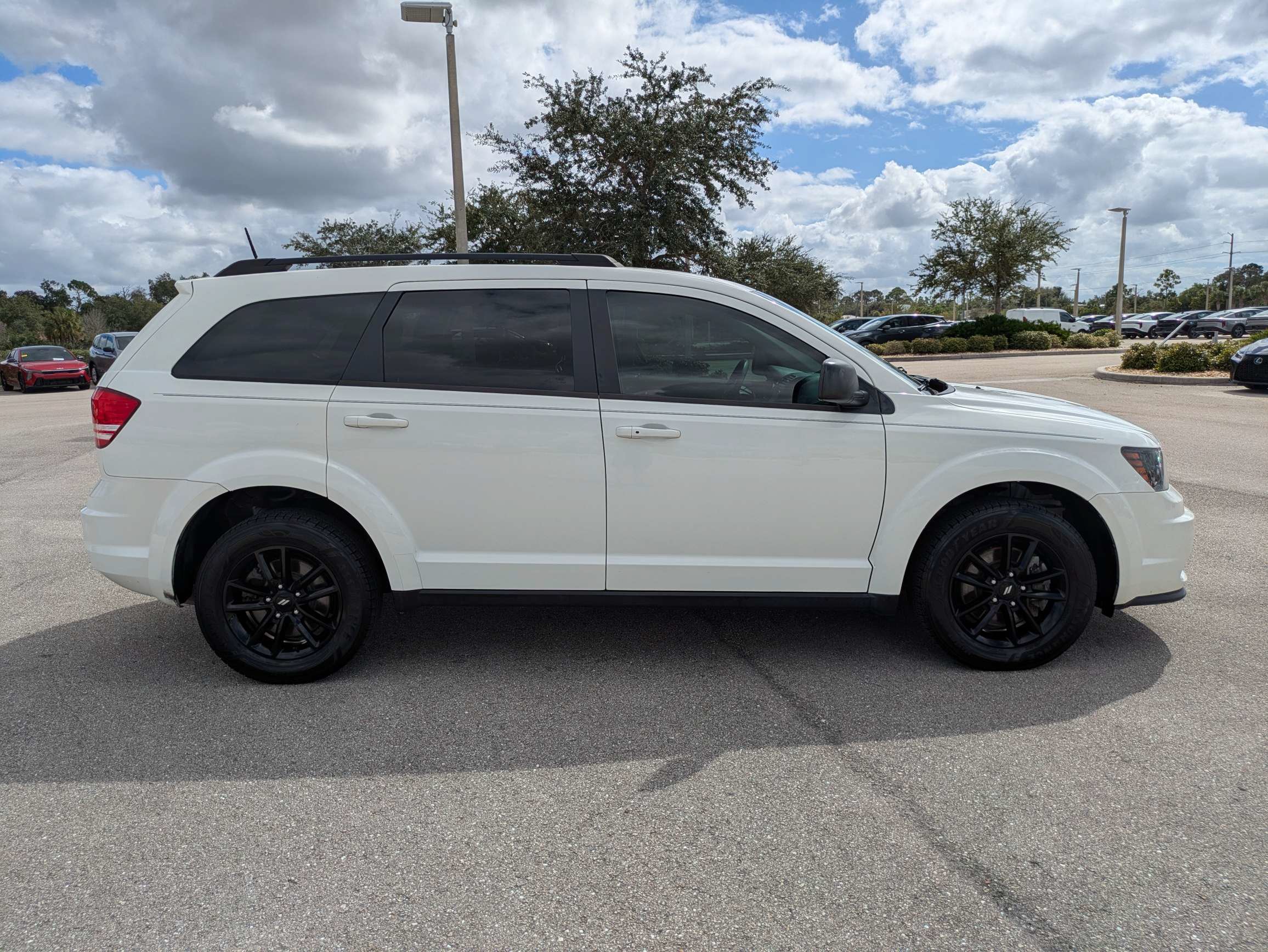 Used 2020 Dodge Journey SE w/ Blacktop Package FWD image 3