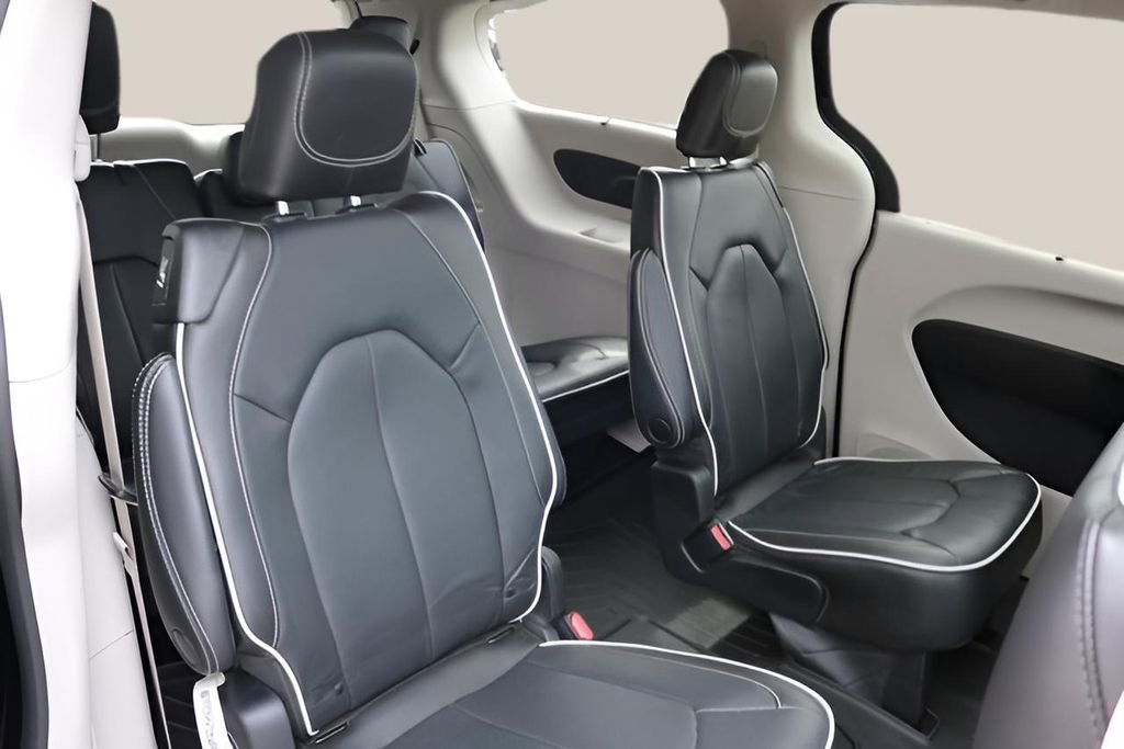 Used 2023 Chrysler Pacifica Limited image 18