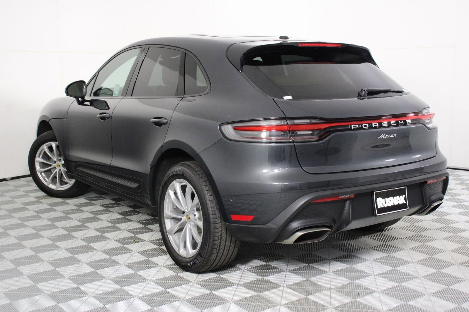 Certified 2025 Porsche Macan image 3