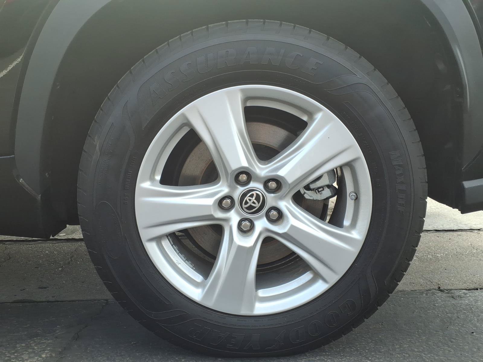 Used 2023 Toyota Highlander LE FWD image 9