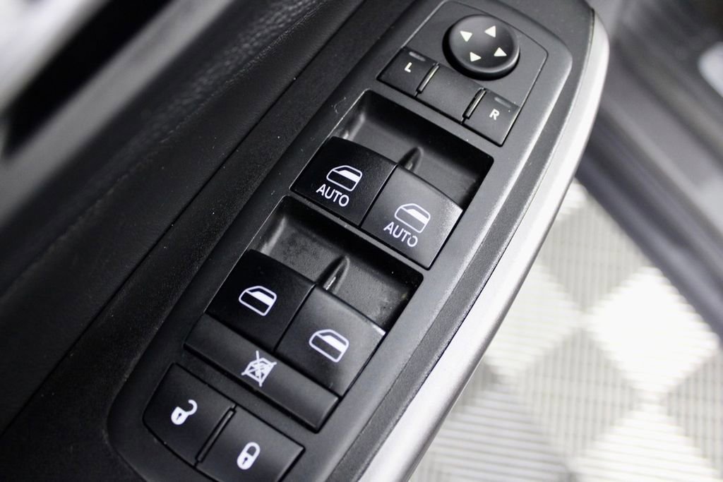 Used 2019 Jeep Cherokee Limited AWD/4WD image 16