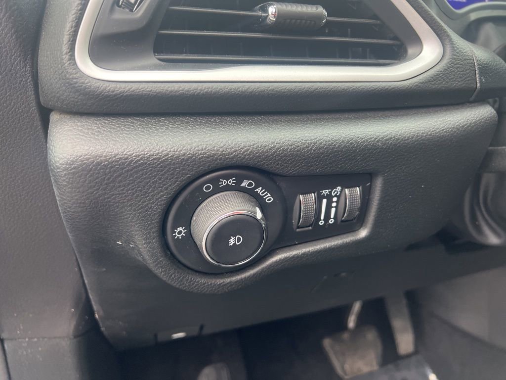 Used 2025 Chrysler Pacifica Select image 15