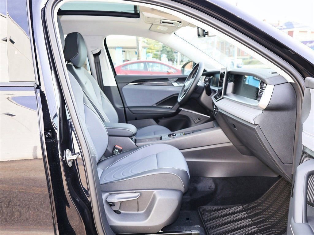 New 2026 Volkswagen Tiguan SE image 28