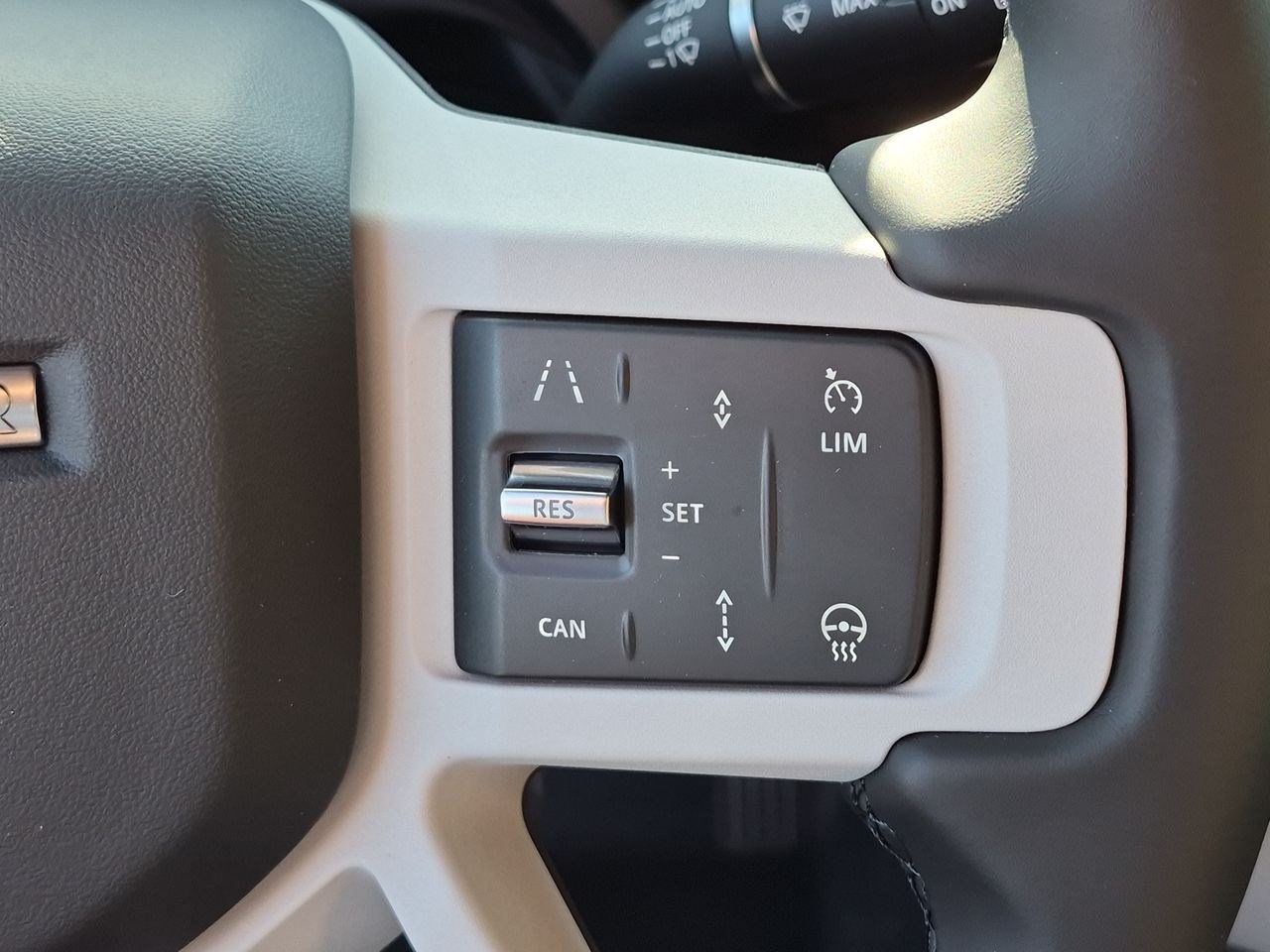 New 2026 Land Rover Defender 110 X-Dynamic SE AWD/4WD image 12