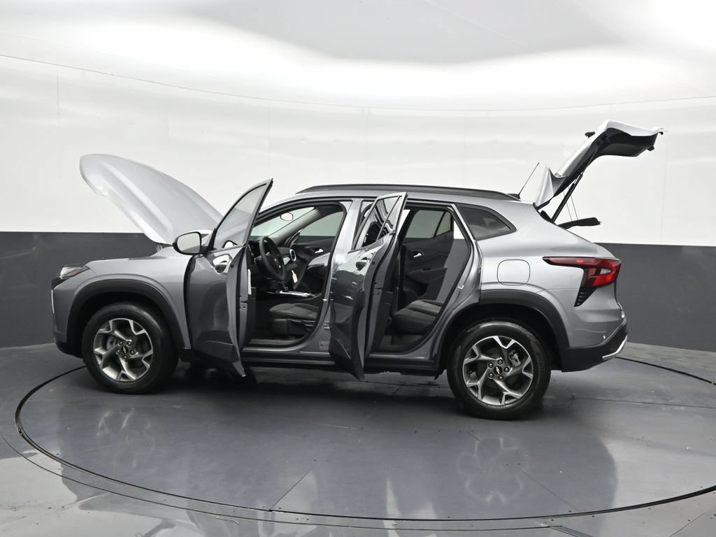 Used 2025 Chevrolet Trax LT FWD image 35