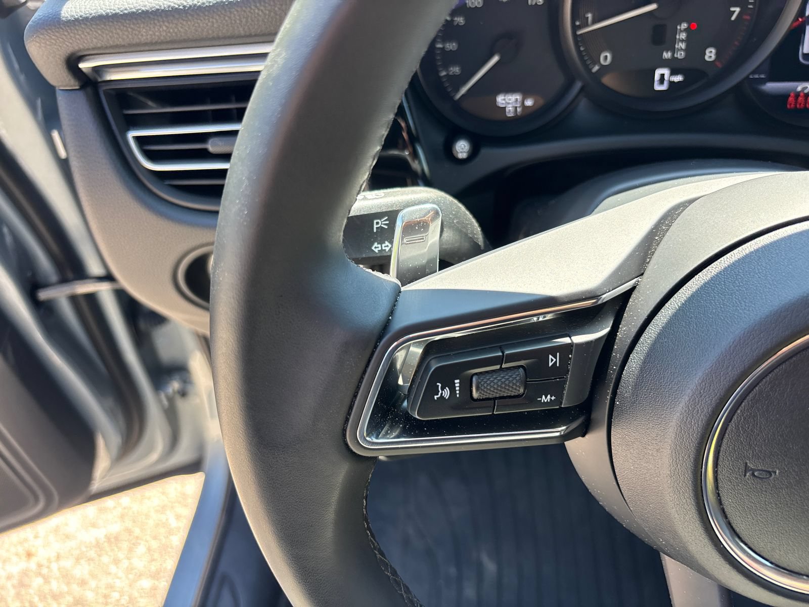 Used 2025 Porsche Macan AWD/4WD image 23