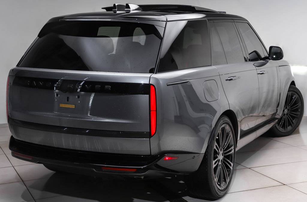 Used 2025 Land Rover Range Rover SE image 3