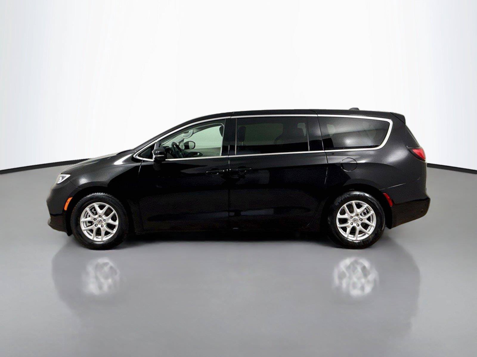 Used 2024 Chrysler Pacifica Touring-L FWD image 8