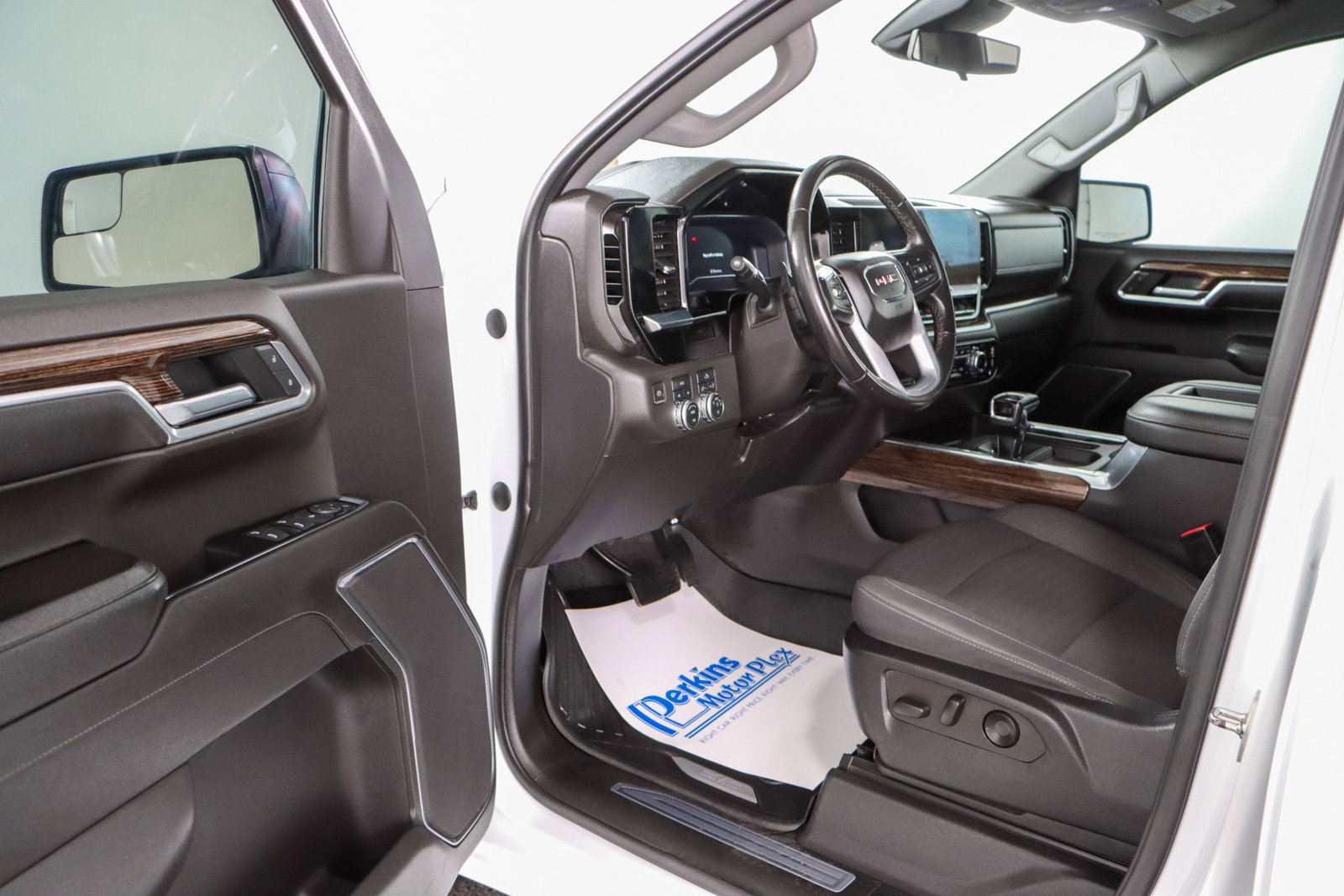 Used 2022 GMC Sierra 1500 Elevation w/ LPO, Elevation Black Package image 4