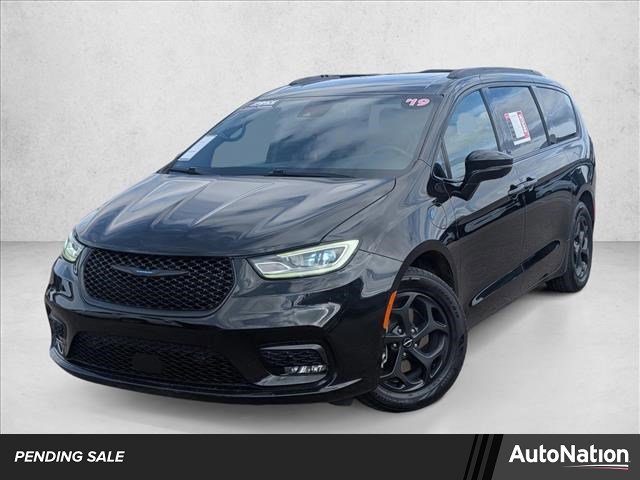 Used 2021 Chrysler Pacifica Limited w/ Uconnect Theater Family Group