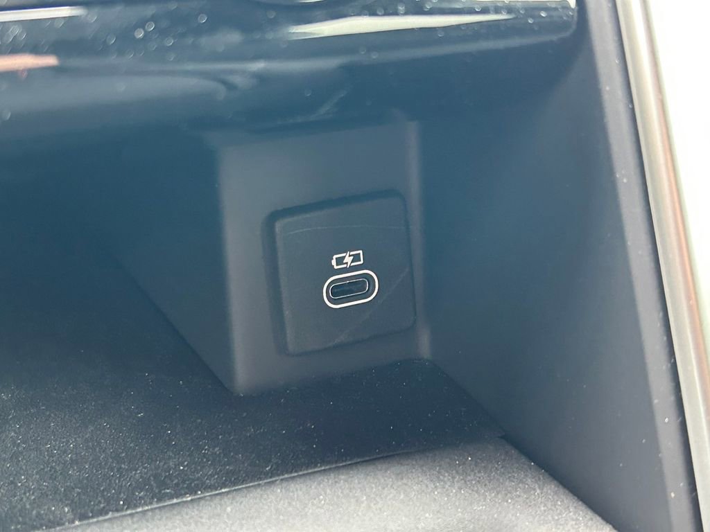 Used 2025 Land Rover Discovery S image 36