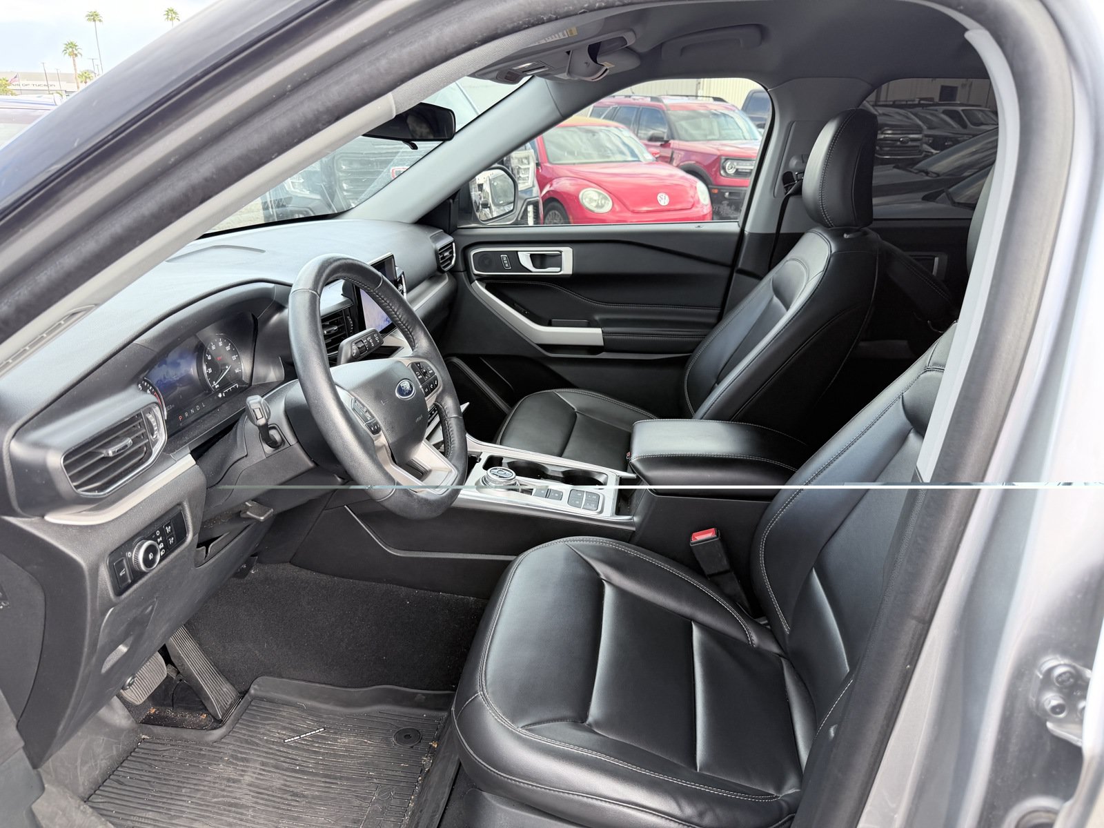 Used 2023 Ford Explorer XLT w/ Equipment Group 202A RWD image 2