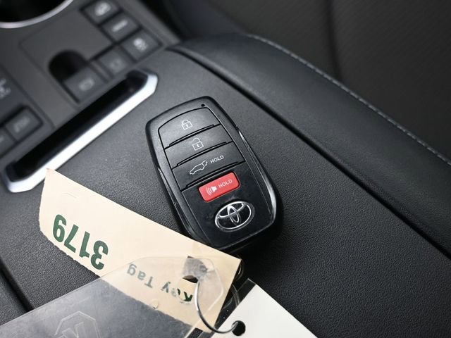Used 2024 Toyota Highlander LE image 17