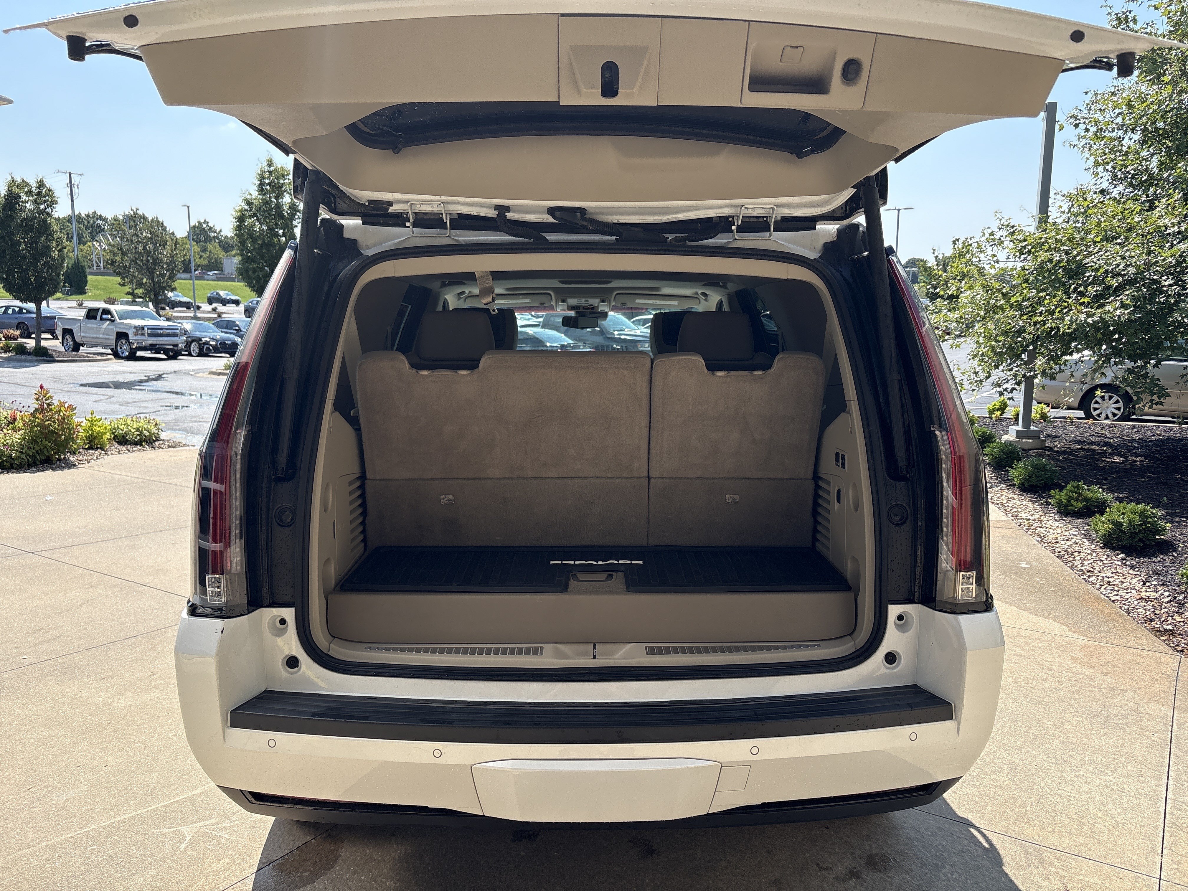 Used 2017 Cadillac Escalade Luxury AWD/4WD image 33