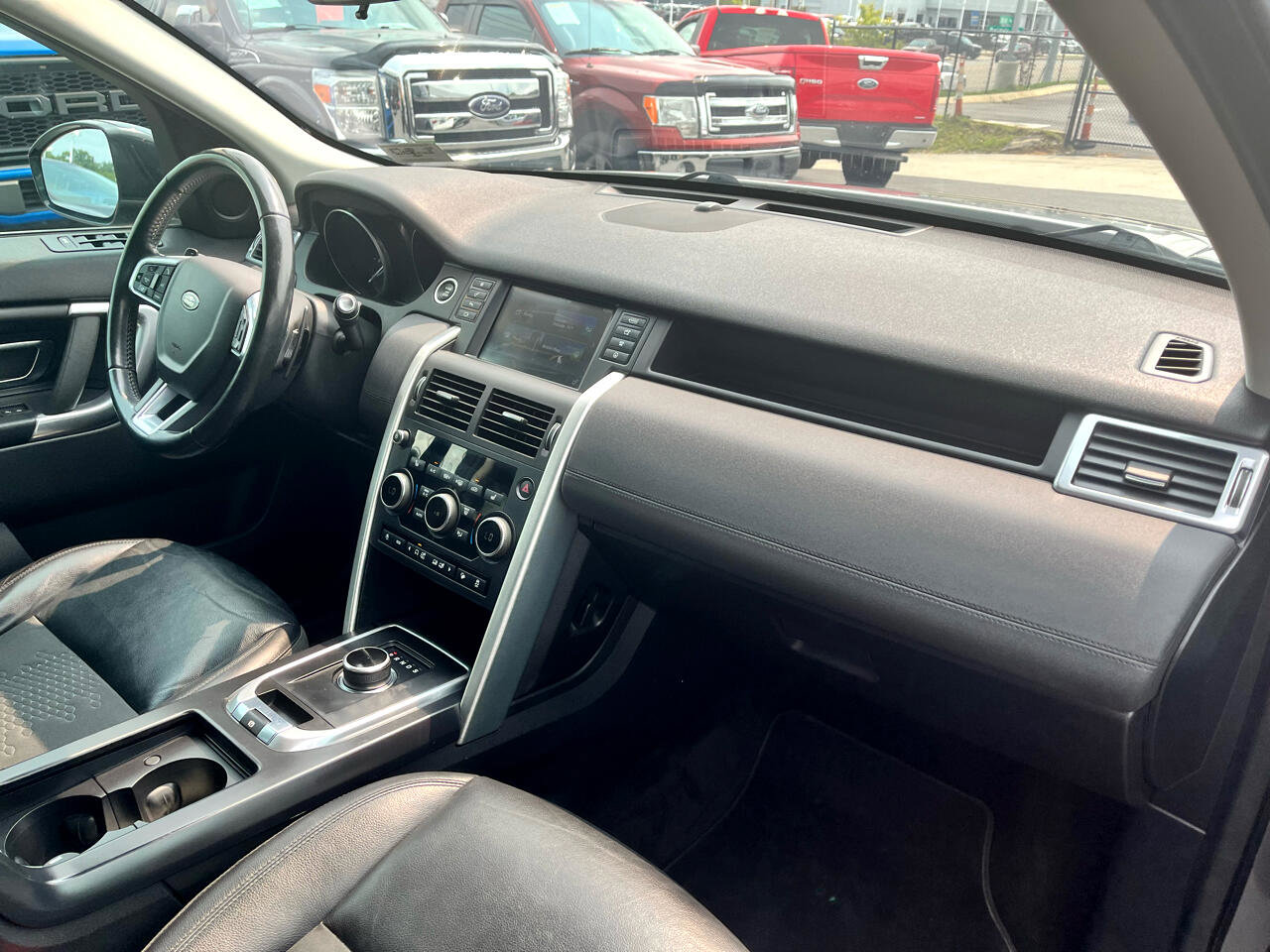 Used 2018 Land Rover Discovery Sport SE image 17