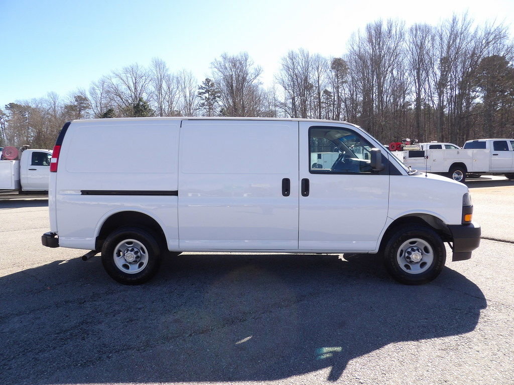 Used 2022 Chevrolet Express 3500 w/ Driver Convenience Package image 9