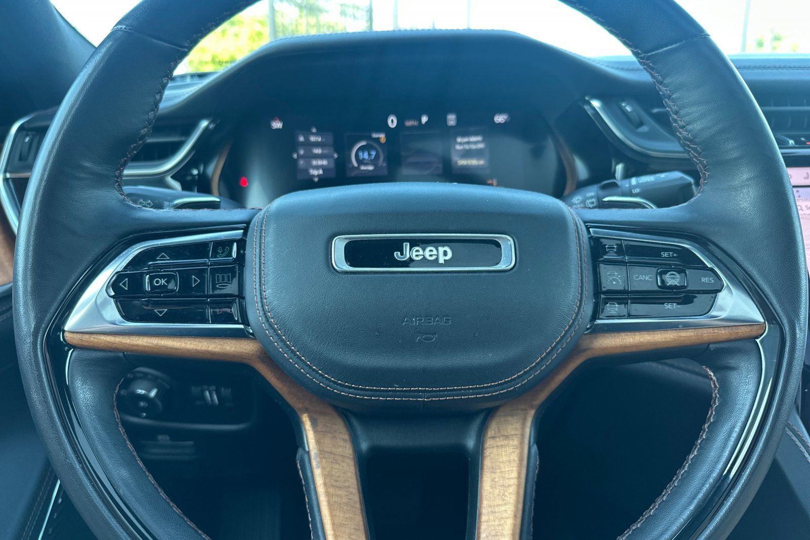 Used 2022 Jeep Grand Cherokee L Summit AWD/4WD image 32