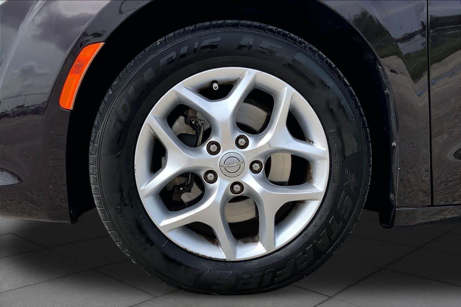 Used 2017 Chrysler Pacifica Touring-L Plus w/ Tire & Wheel Group FWD image 11