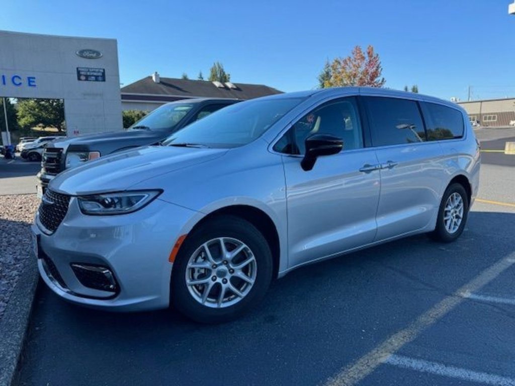 Used 2024 Chrysler Pacifica Touring-L image 43