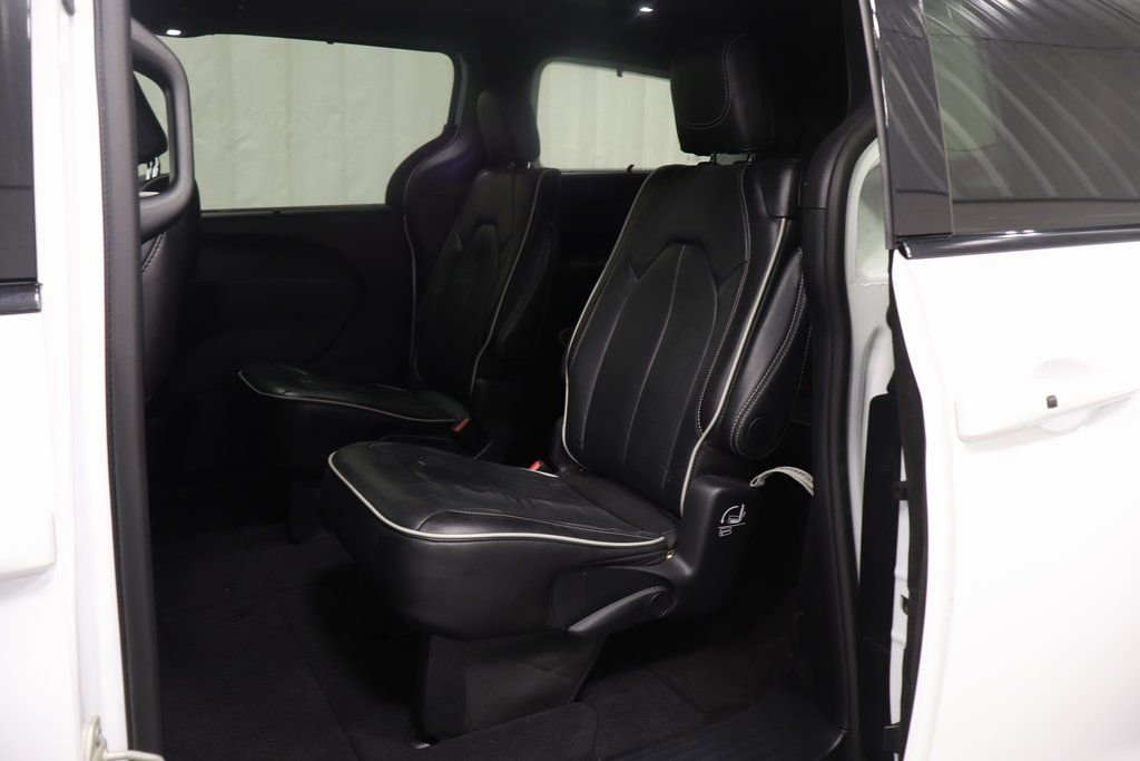 Used 2025 Chrysler Pacifica Limited image 12