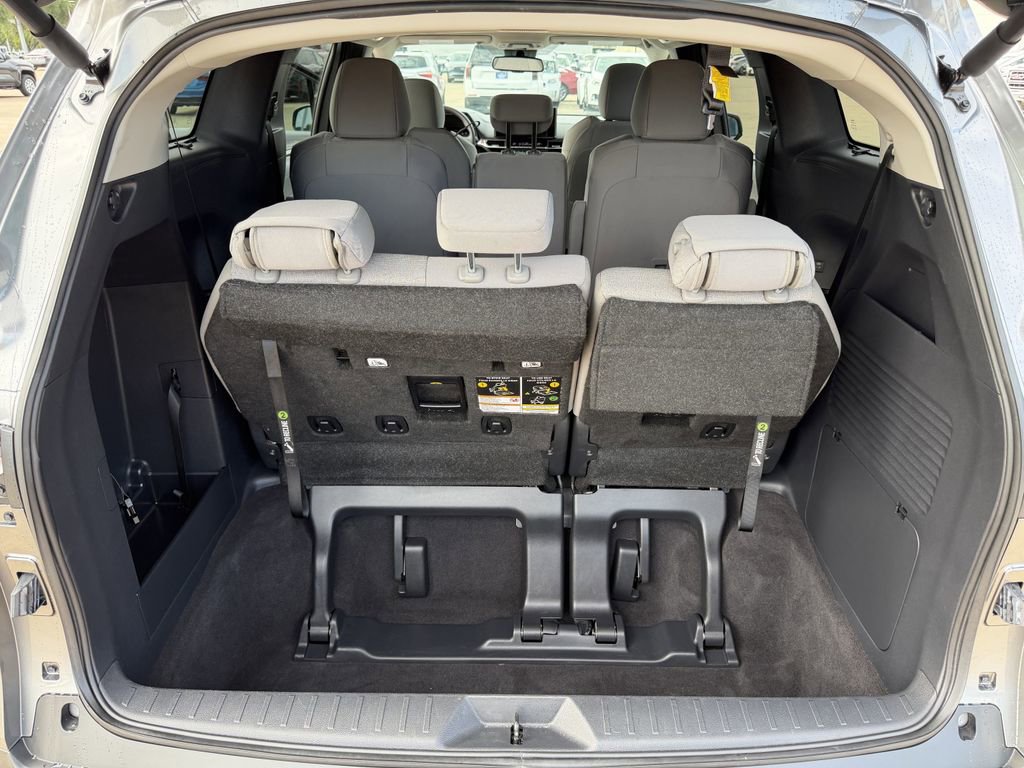 Used 2026 Toyota Sienna LE FWD image 30