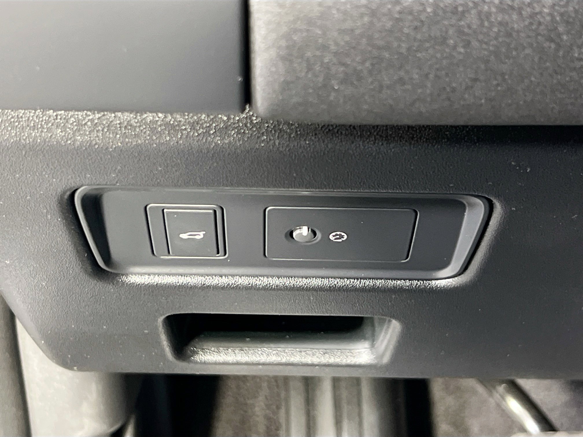 Used 2024 Land Rover Discovery S image 10