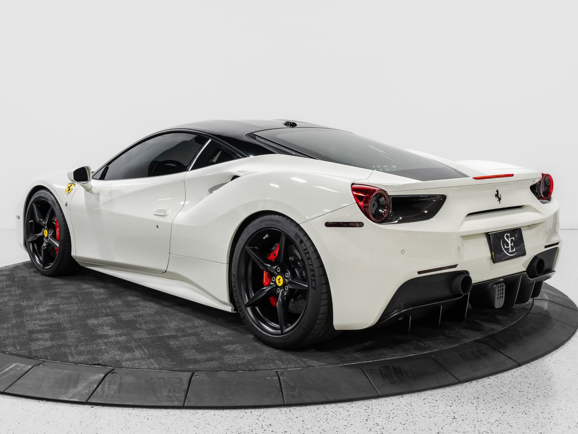 Used 2016 Ferrari 488 GTB RWD image 5