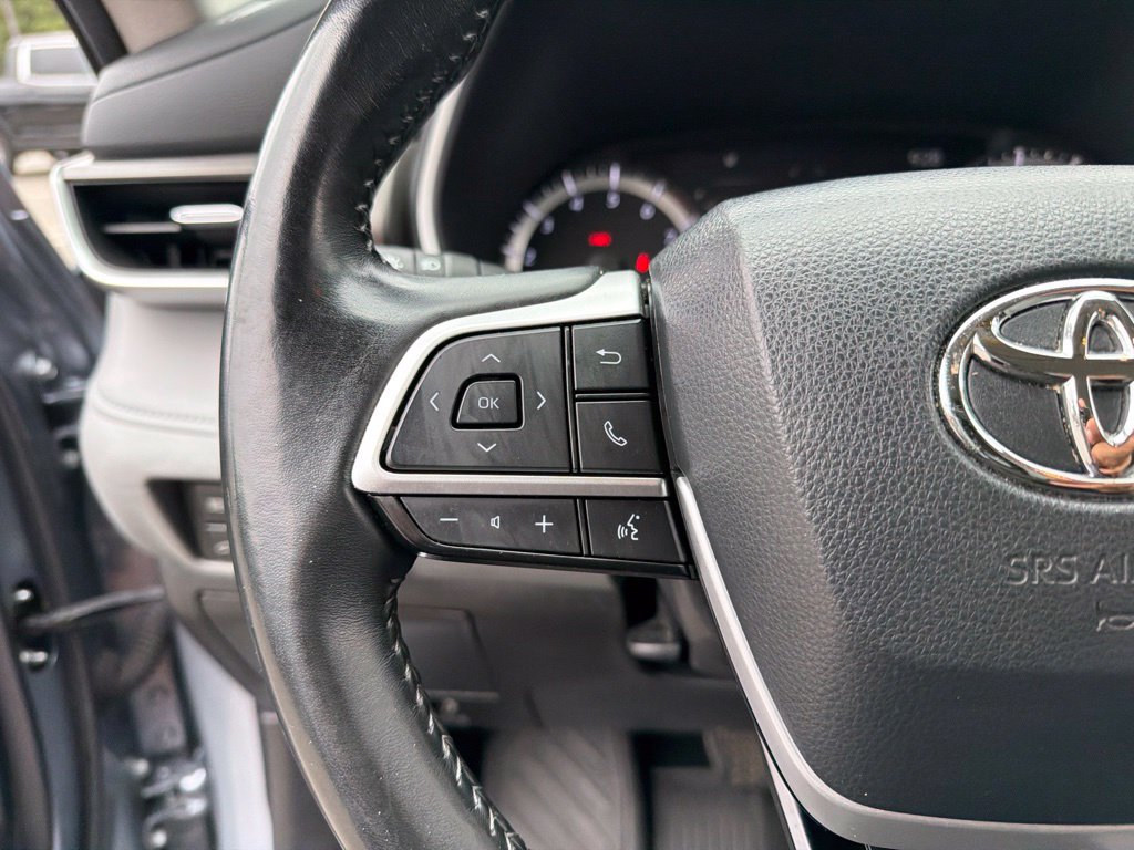 Used 2024 Toyota Highlander XLE AWD/4WD image 16
