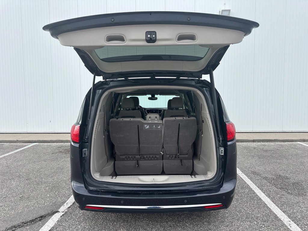 Used 2020 Chrysler Pacifica Touring-L Plus FWD image 19