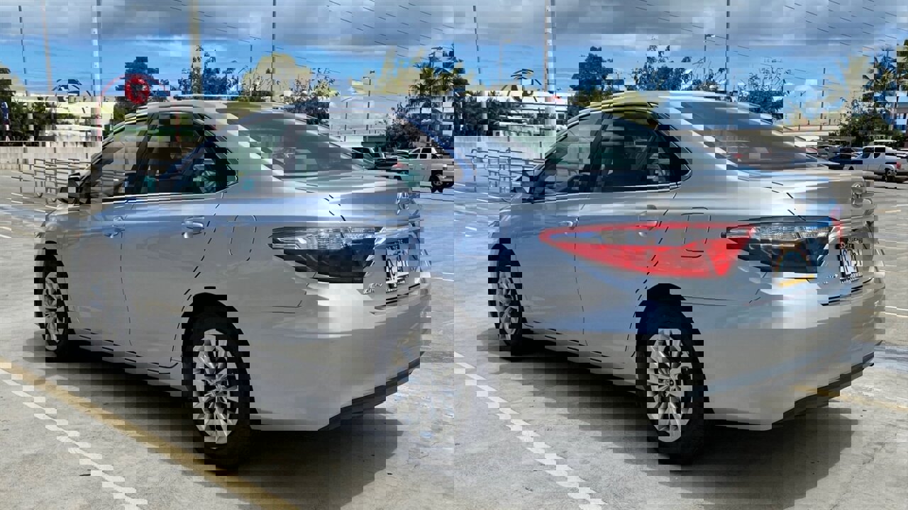 Used 2017 Toyota Camry LE image 4