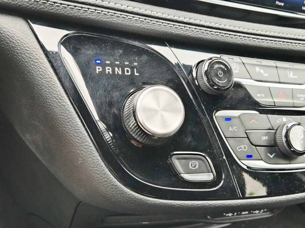 Used 2025 Chrysler Pacifica Select FWD image 29