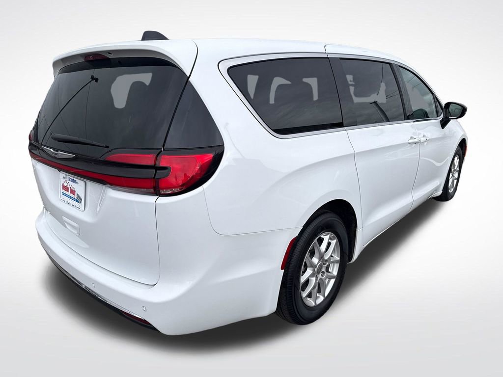 Used 2024 Chrysler Pacifica Touring image 6