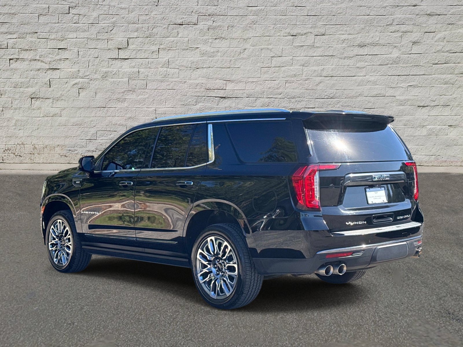 Used 2024 GMC Yukon Denali Ultimate w/ LPO, Floor Liner Package AWD/4WD image 3