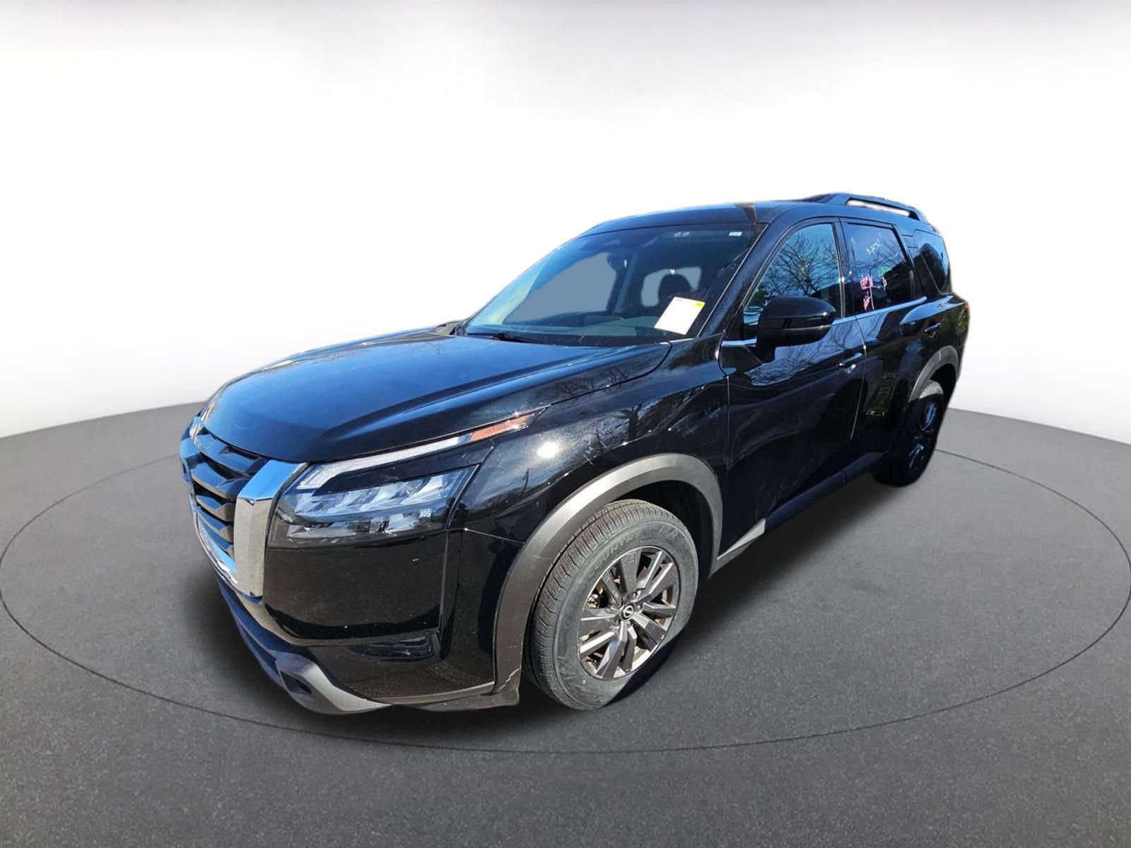 Used 2025 Nissan Pathfinder SV image 3