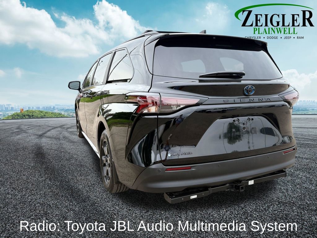 Used 2025 Toyota Sienna XLE Woodland Edition AWD/4WD image 4