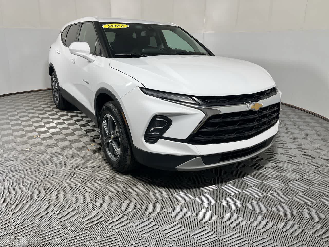 Used 2022 Chevrolet Equinox Premier w/ LPO, Floor Liner Package AWD/4WD image 2