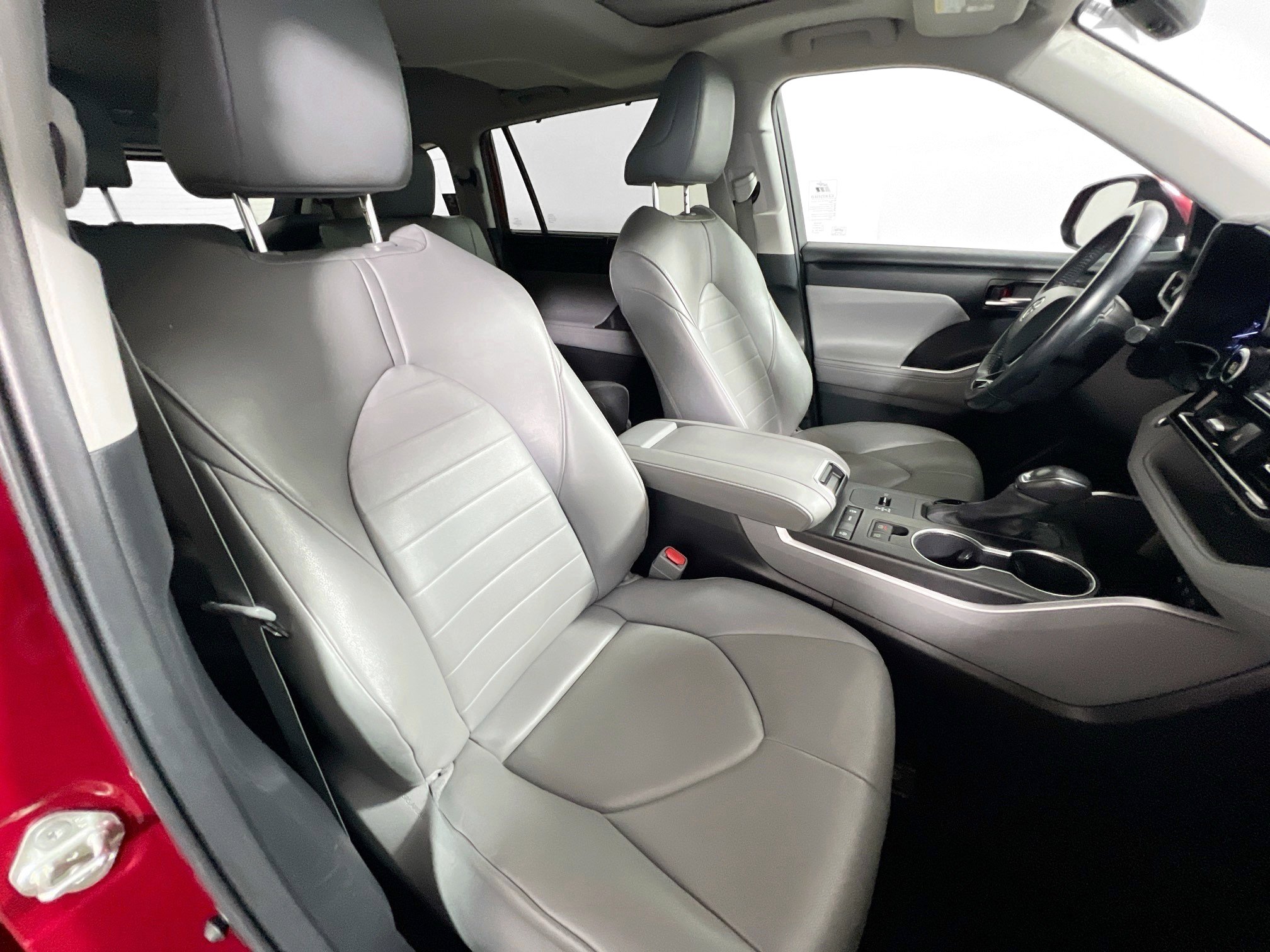 Used 2020 Toyota Highlander XLE image 31