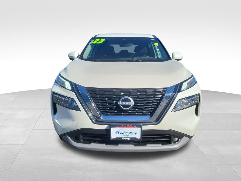 Used 2023 Nissan Rogue SV image 2