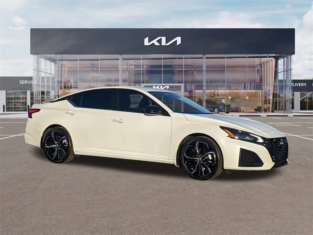 Used 2023 Nissan Altima 2.5 SR w/ SR Premium Package image 2