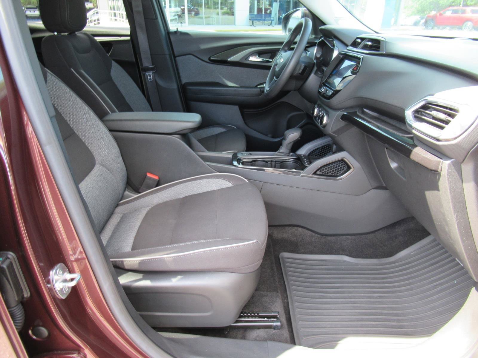 Used 2023 Chevrolet TrailBlazer LT w/ Convenience Package FWD image 11